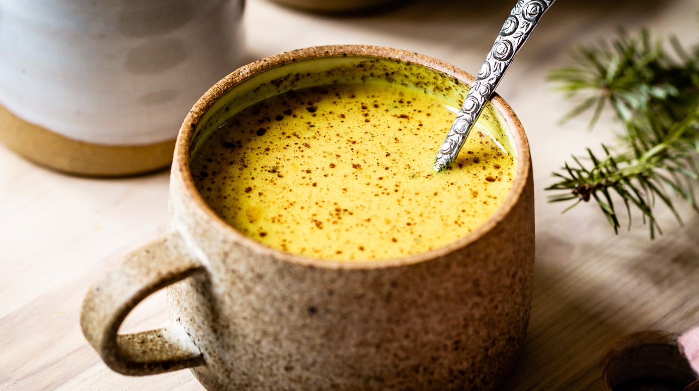 Easy Golden Milk Latte Recipe (Turmeric Latte)